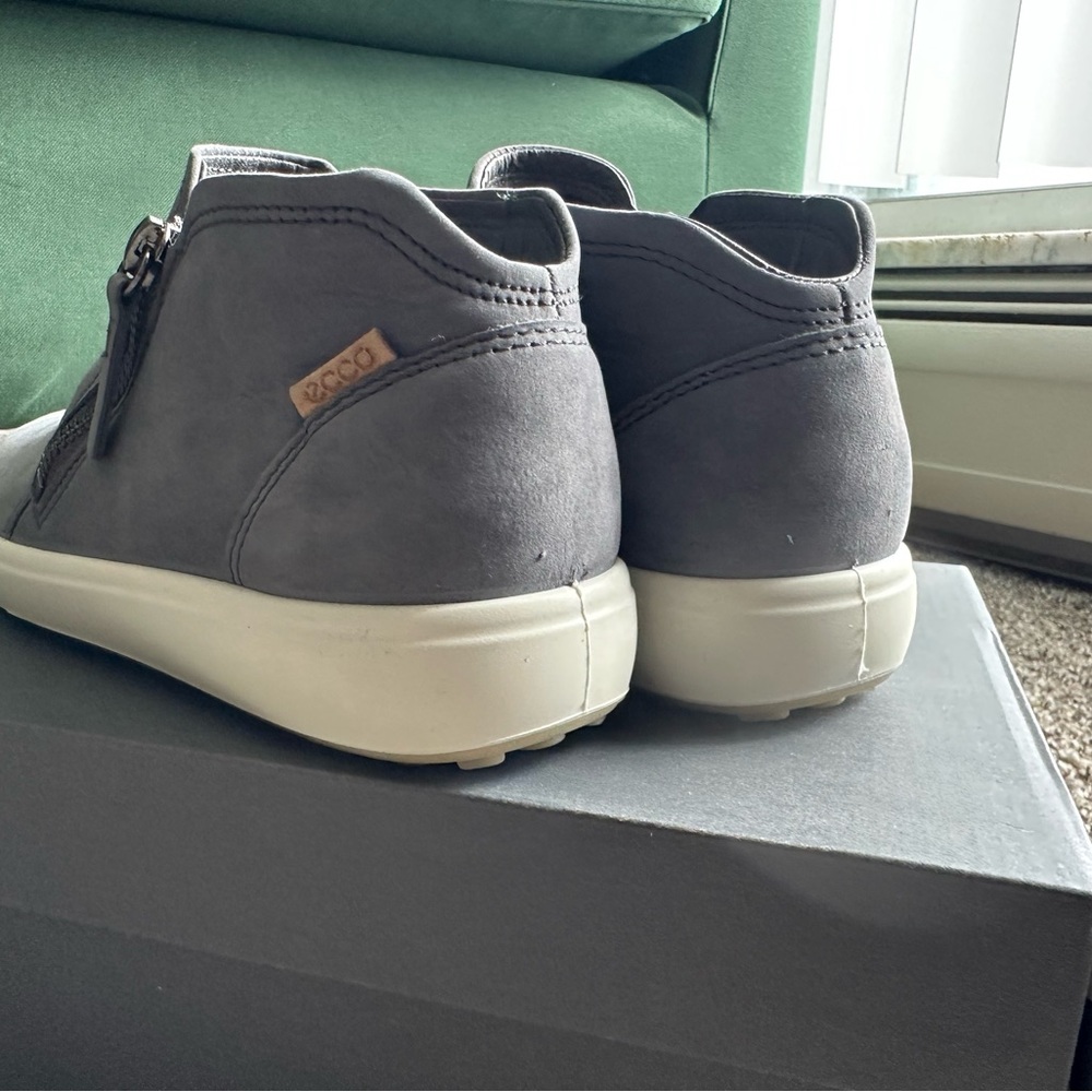 ECCO Soft 7. Women's Nubuck Zip Bootie. Size 6.5 - Picture 7 of 12